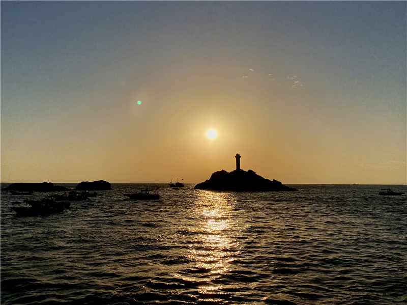 佇海塔，望天涯，渺渺青波映落霞(圖1)